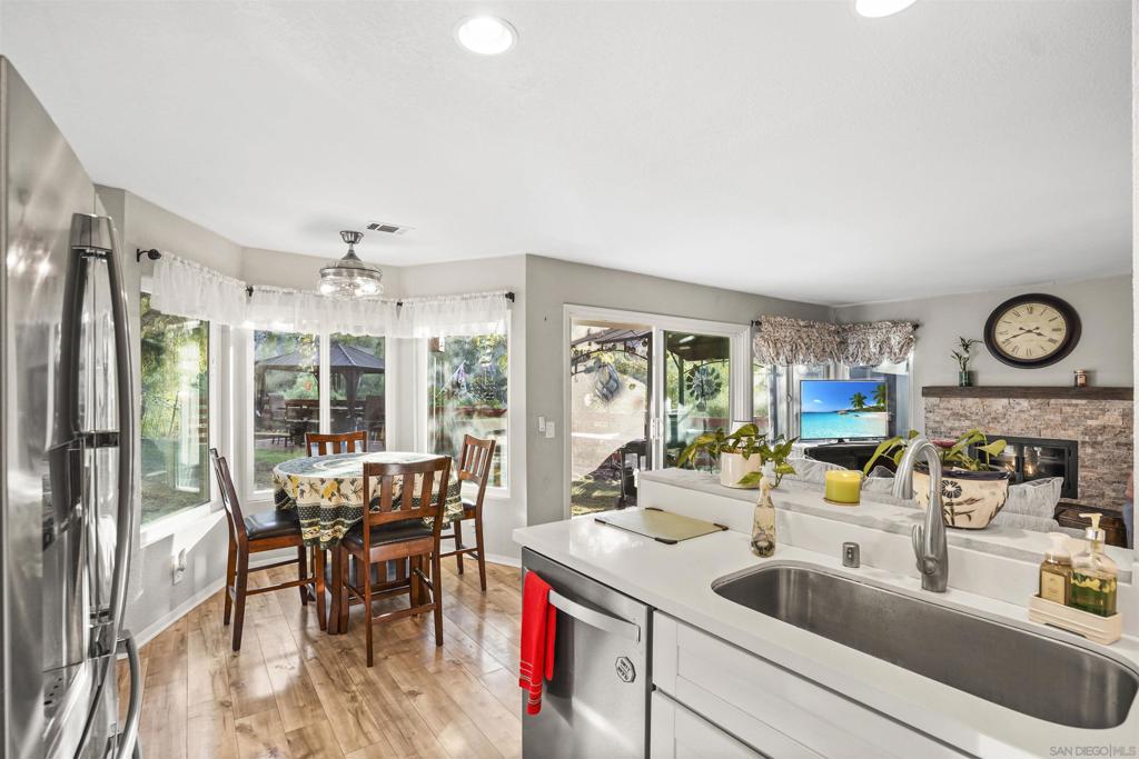 Properties 3 2277 Dunstan St