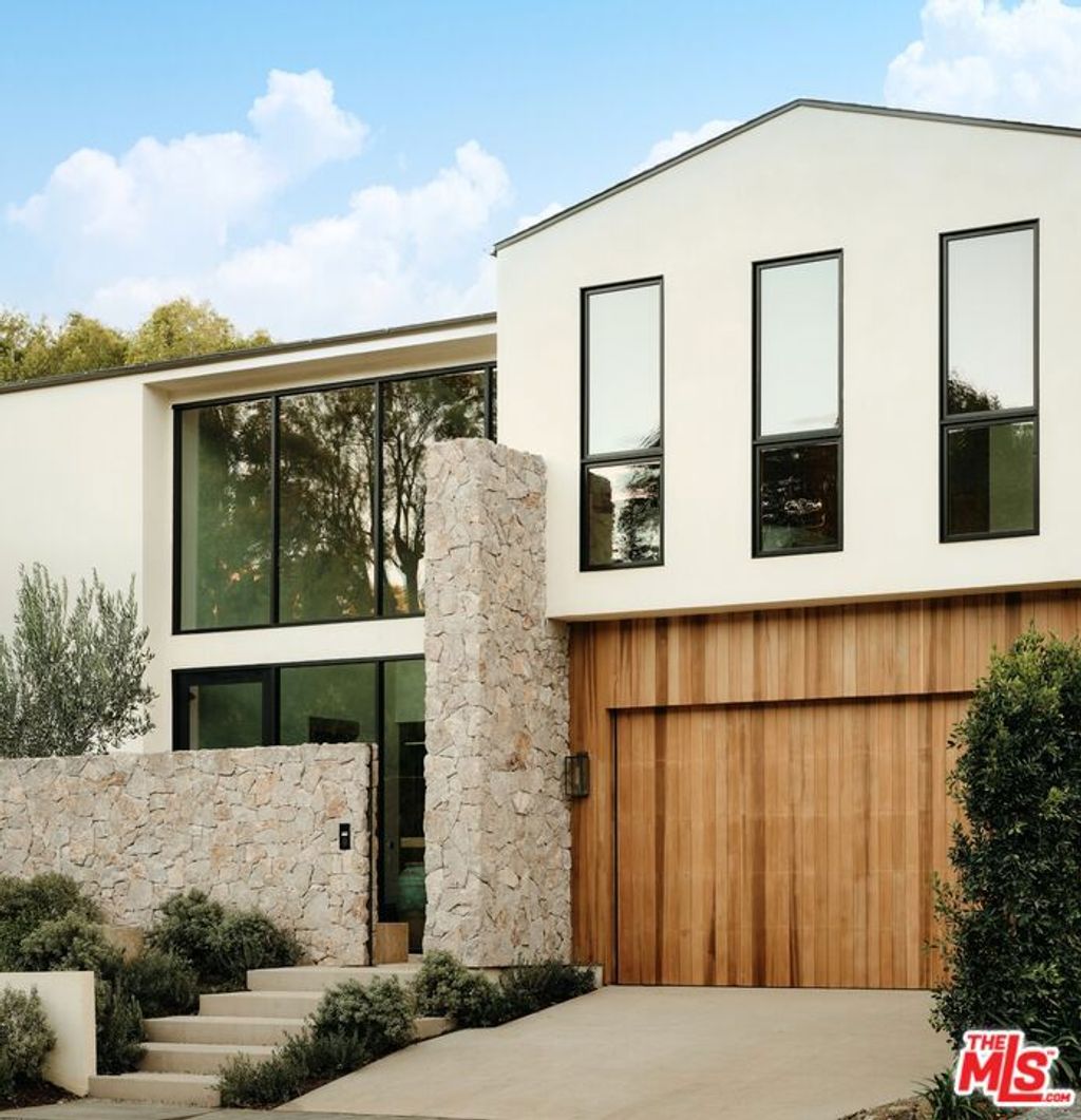 Photo of 12114 Inavale Place, Los Angeles, CA 90049 (MLS # 26642507)