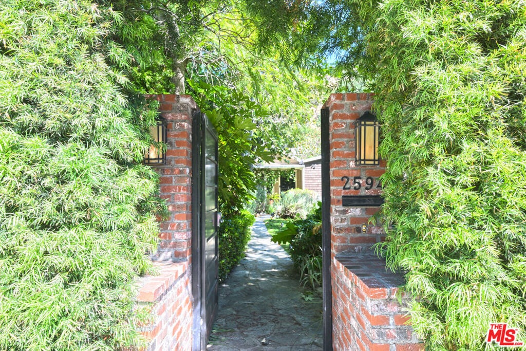 2592 N Beachwood Drive