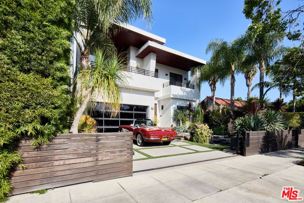 Photo of 844 N Harper Avenue, Los Angeles, CA 90046 (MLS # 25609215)