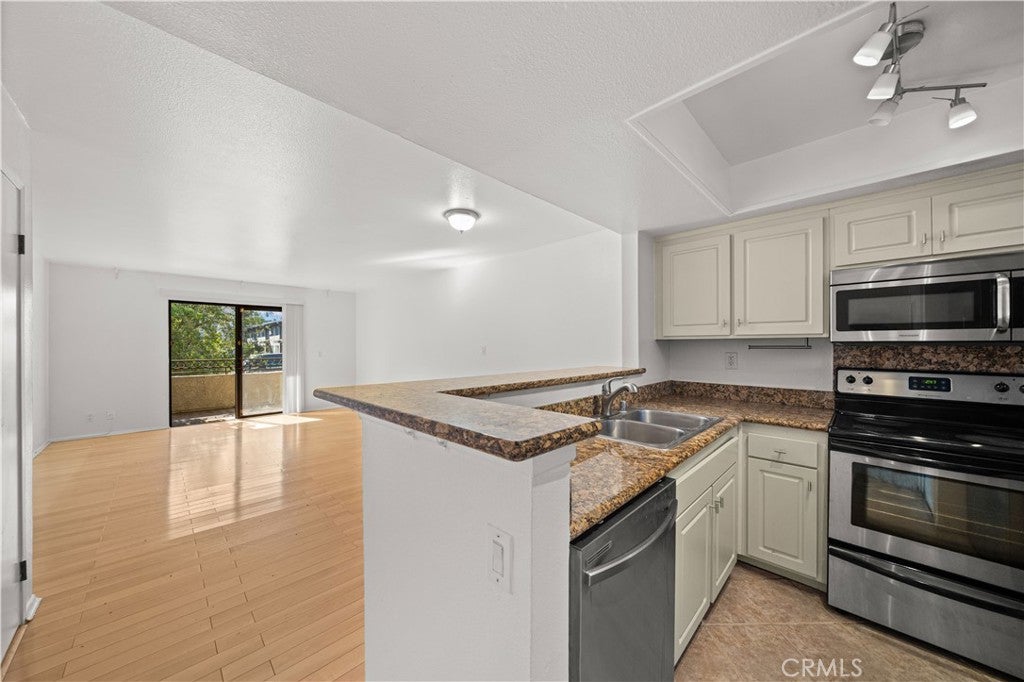 64 N Mar Vista Avenue 103