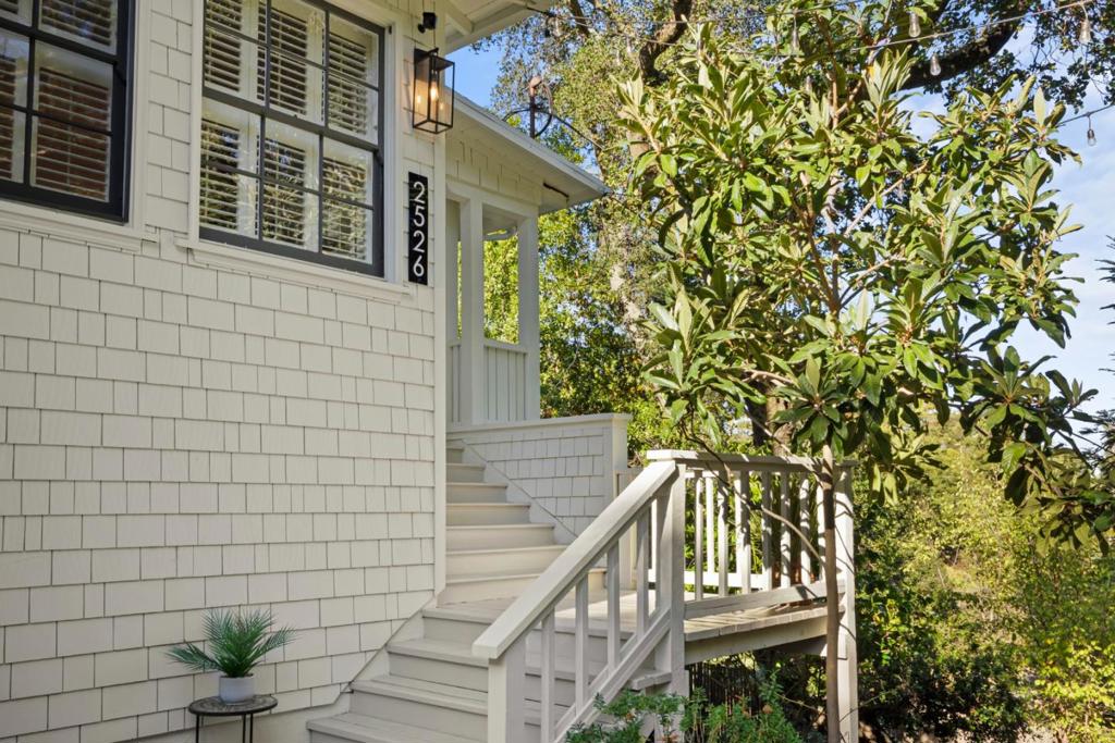 2526 Woodland Place