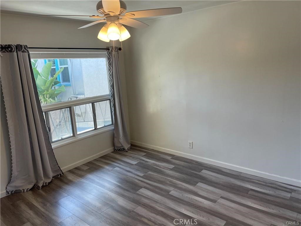 Remolded Nice Studio with Laminate Wood Floors & a Big Window in the Living Area!
Upstairs location.
Owner pays water only, Tenant pays all other utilities electric, gas, trash, cable/internet, etc .
Modern refrigerator, oven and microwave included.
Community Laundry.
No Parking Available.