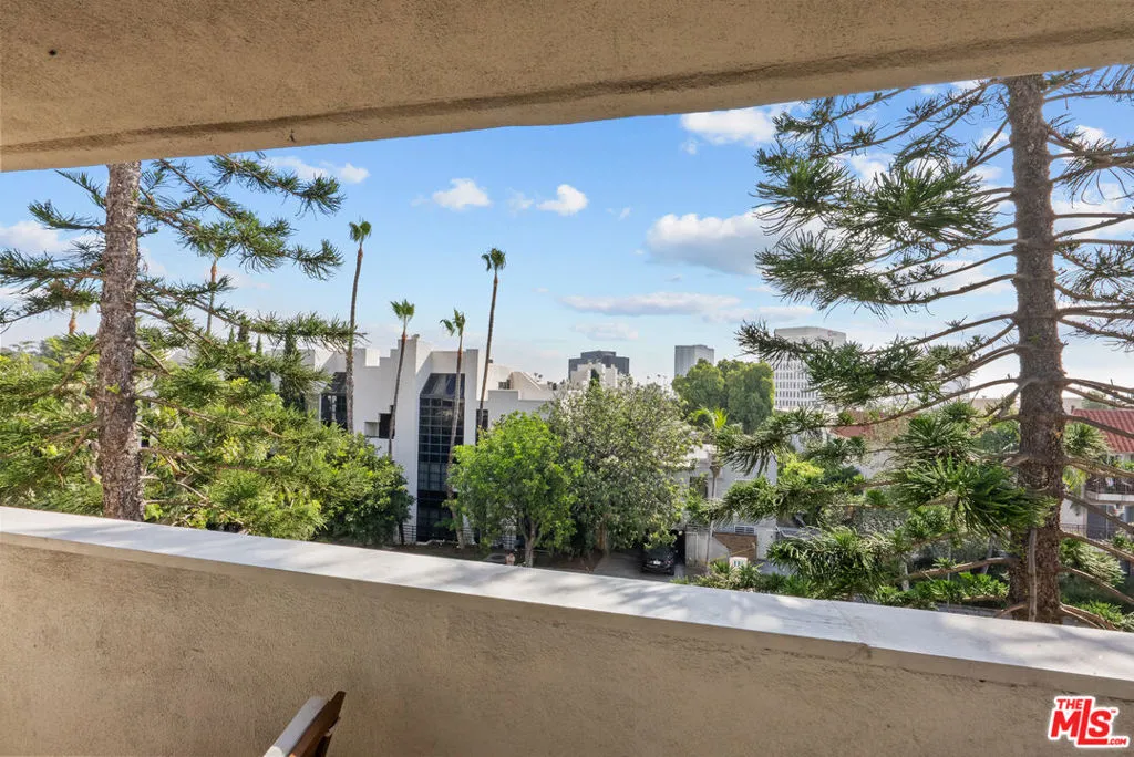 Los Angeles, California 90049, United States, 1 Bedroom Bedrooms, ,1 BathroomBathrooms,Residential,Active,243674