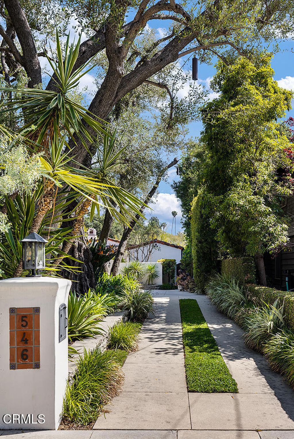 Photo of 546 La Loma Road, Pasadena, CA 91105 (MLS # P1-26721)