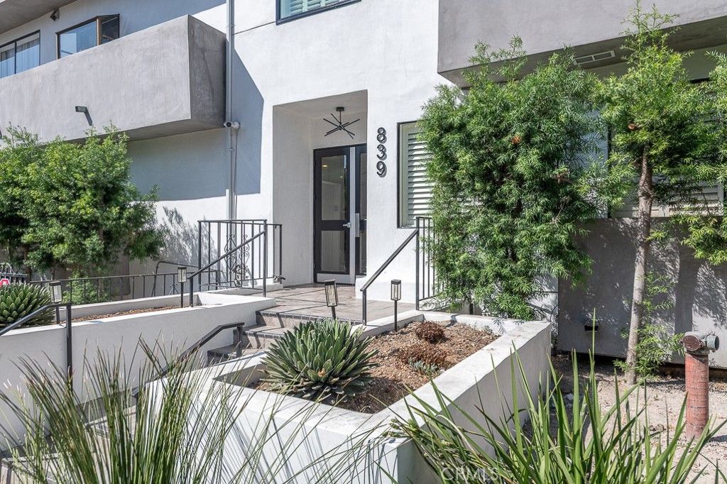 Photo of 839 Larrabee Street #6, West Hollywood, CA 90069 (MLS # SR25186840)