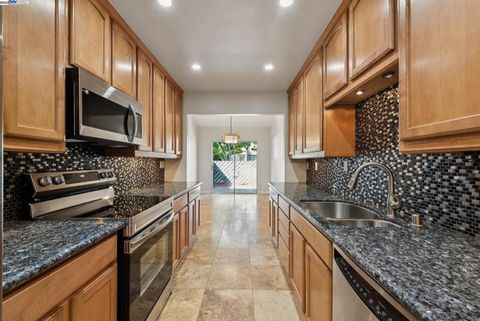 Photo of 1042 Mangrove Ln Ln, Alameda, CA 94502 (MLS # 41115443)