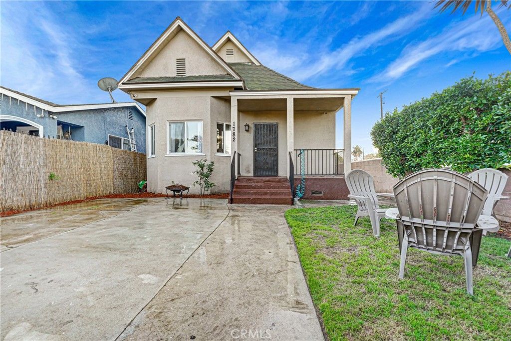 Photo of 1782 w 36th pl Pl, Los Angeles, CA 90018 (MLS # DW26027246)