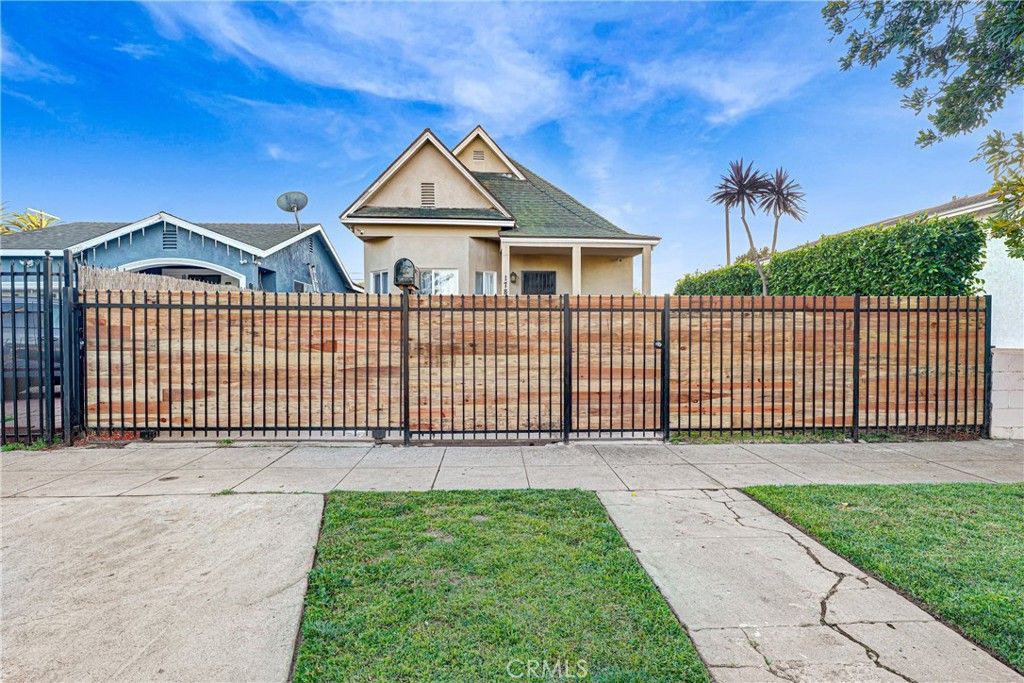 Photo of 1782 w 36th pl Pl, Los Angeles, CA 90018 (MLS # DW26027246)