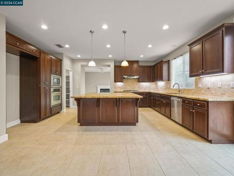 Photo of 929 Painted Shore Court Ct, Oakley, CA 94561 (MLS # 41136106)