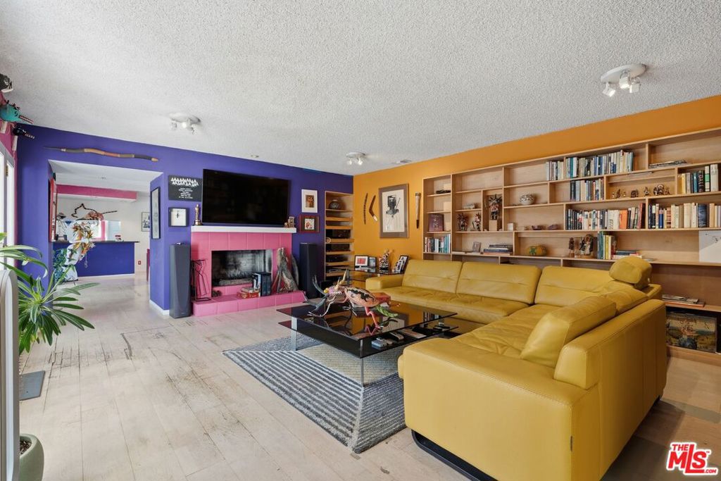 8364 Mulholland Drive
