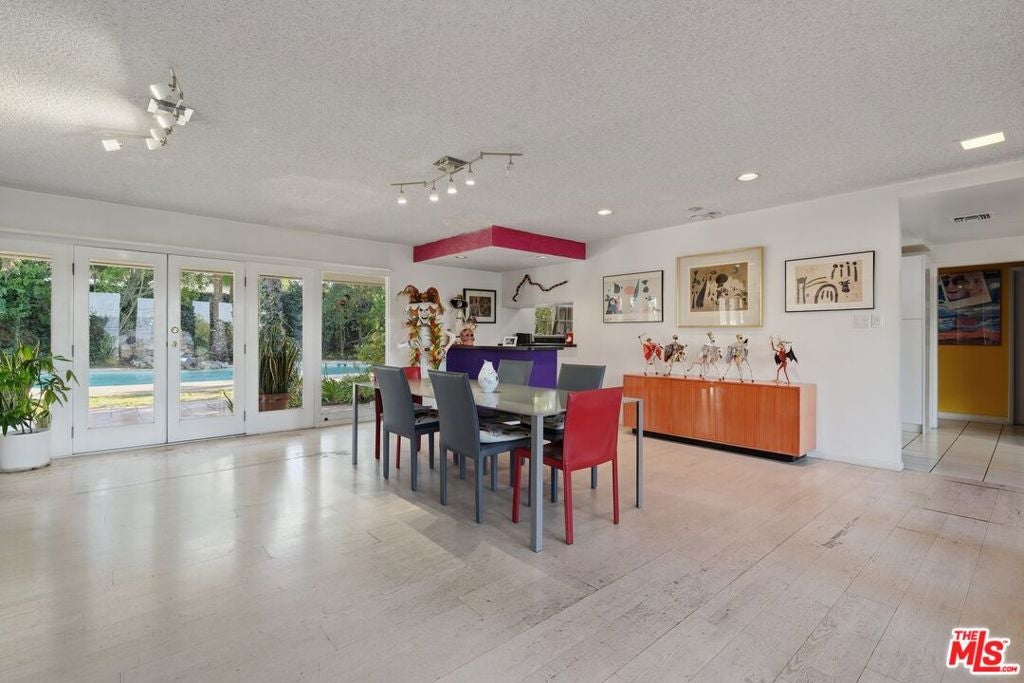8364 Mulholland Drive