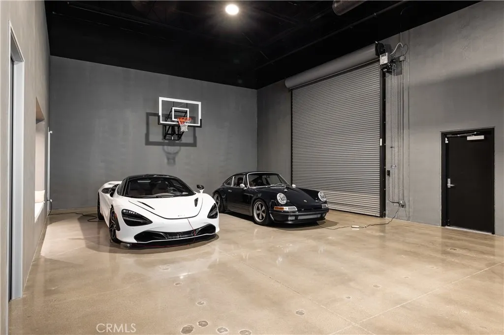 Irvine, California 91618, United States, ,Commercial,Active,233033