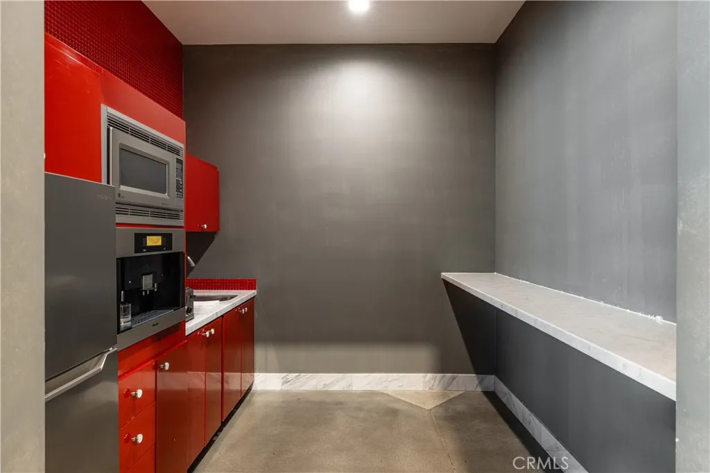 Irvine, California 91618, United States, ,Commercial,Active,233033