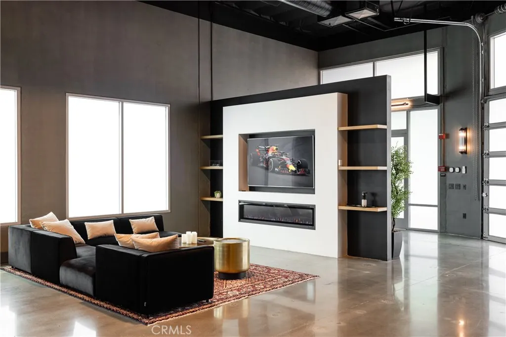 Irvine, California 91618, United States, ,Commercial,Active,233033