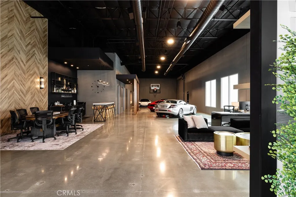 Irvine, California 91618, United States, ,Commercial,Active,233033