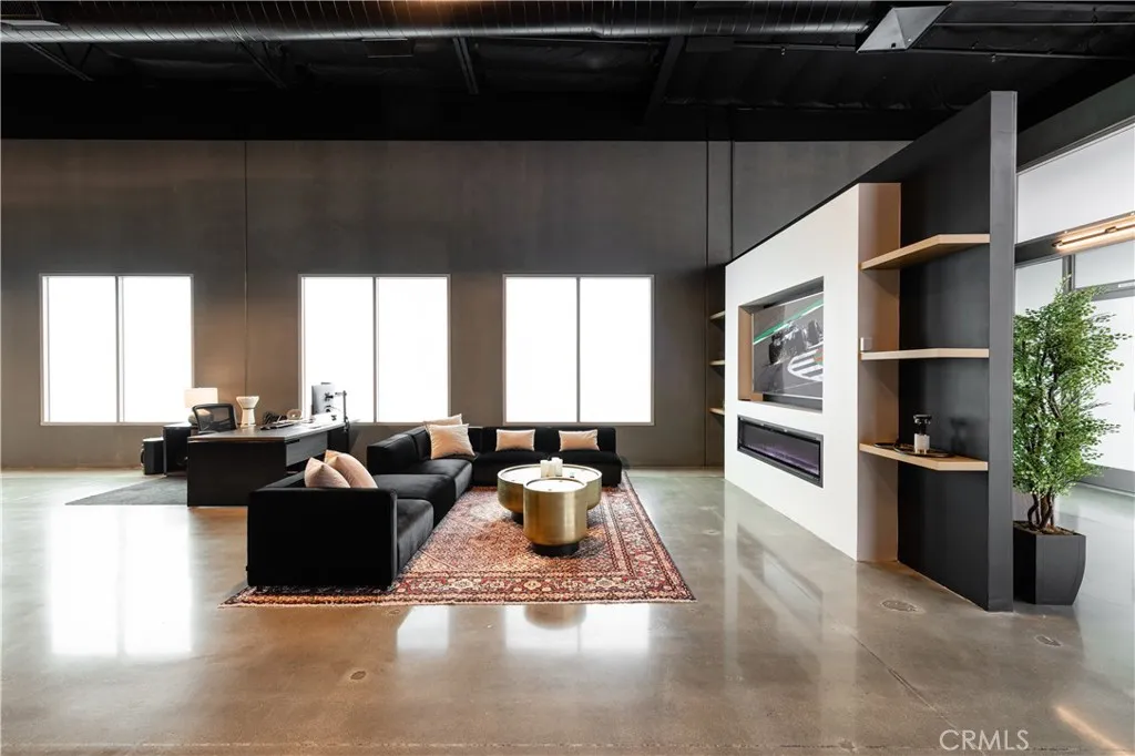 Irvine, California 91618, United States, ,Commercial,Active,233033