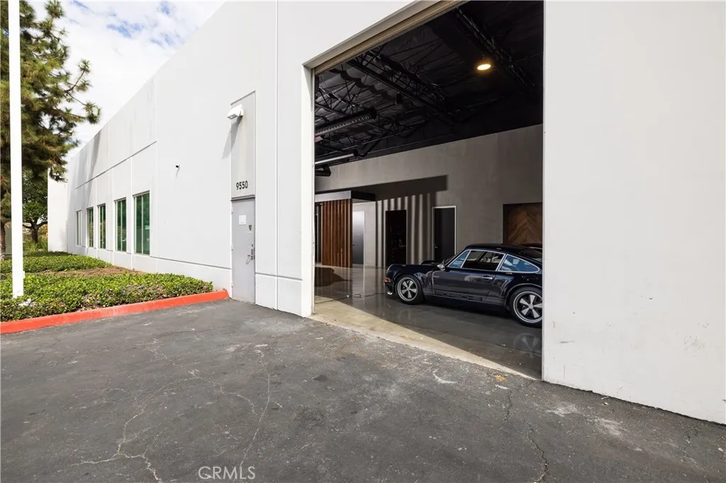 Irvine, California 91618, United States, ,Commercial,Active,233033