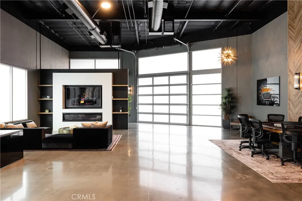 Irvine, California 91618, United States, ,Commercial,Active,233033