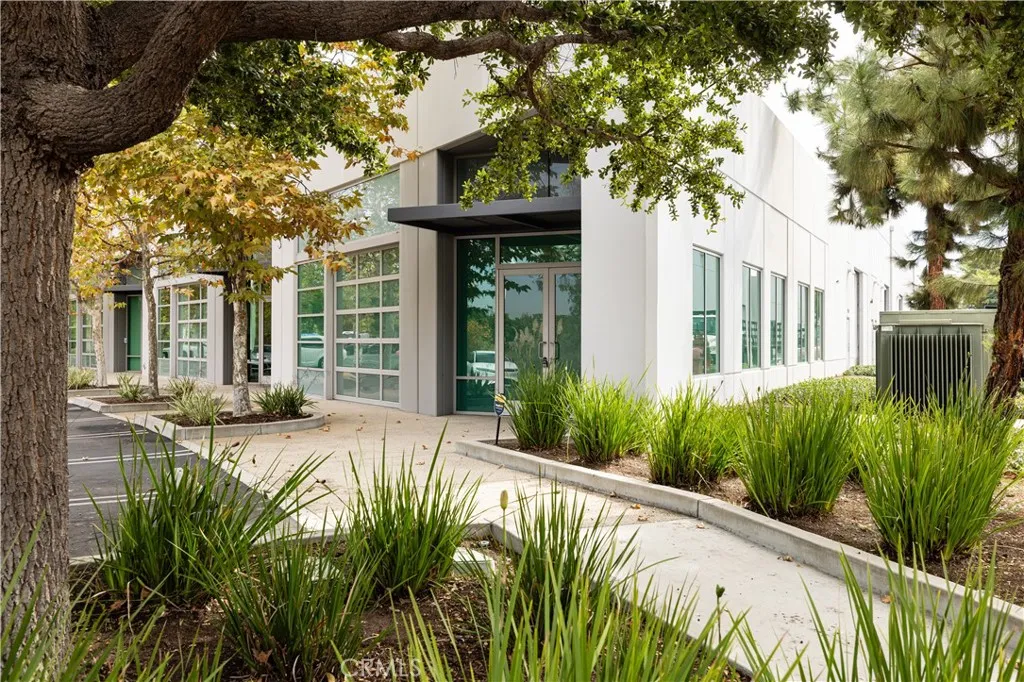 Irvine, California 91618, United States, ,Commercial,Active,233033