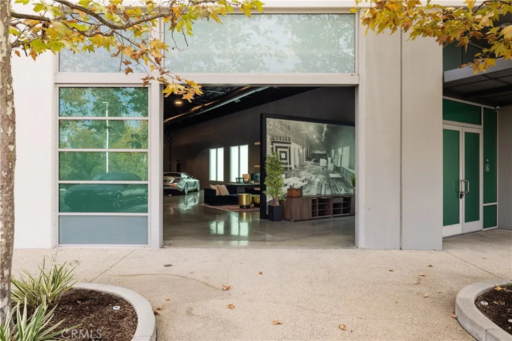 Irvine, California 91618, United States, ,Commercial,Active,233033