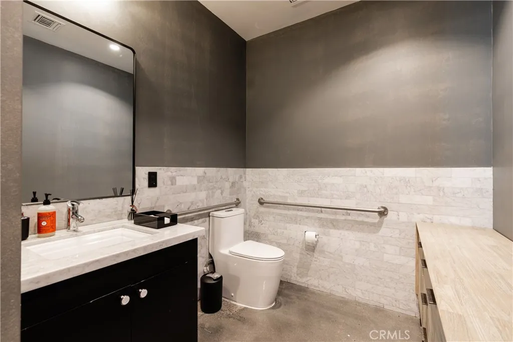 Irvine, California 91618, United States, ,Commercial,Active,233033