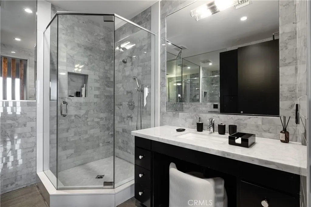 Irvine, California 91618, United States, ,Commercial,Active,233033