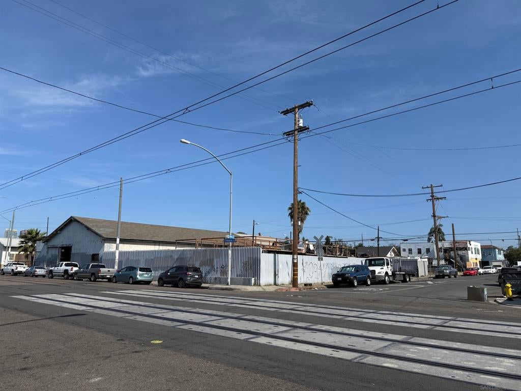 2866 Commercial St.