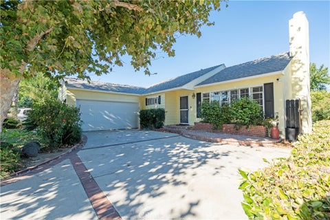 Photo of 7032 Encino AVE, Lake Balboa, CA 91406 (MLS # SR26193355)