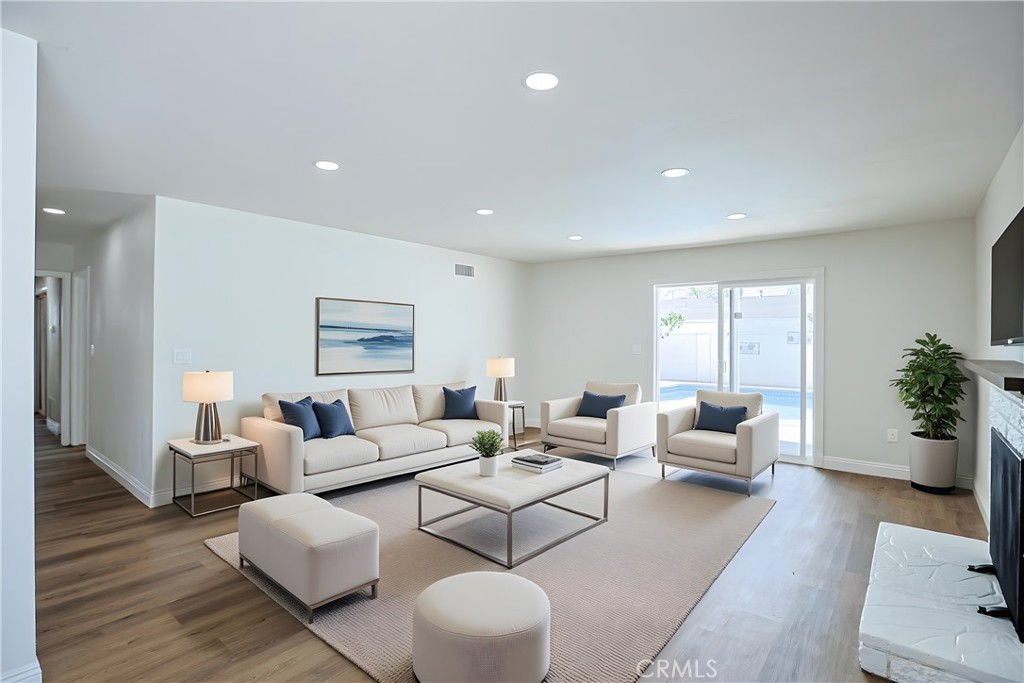 1313 N Crestlane