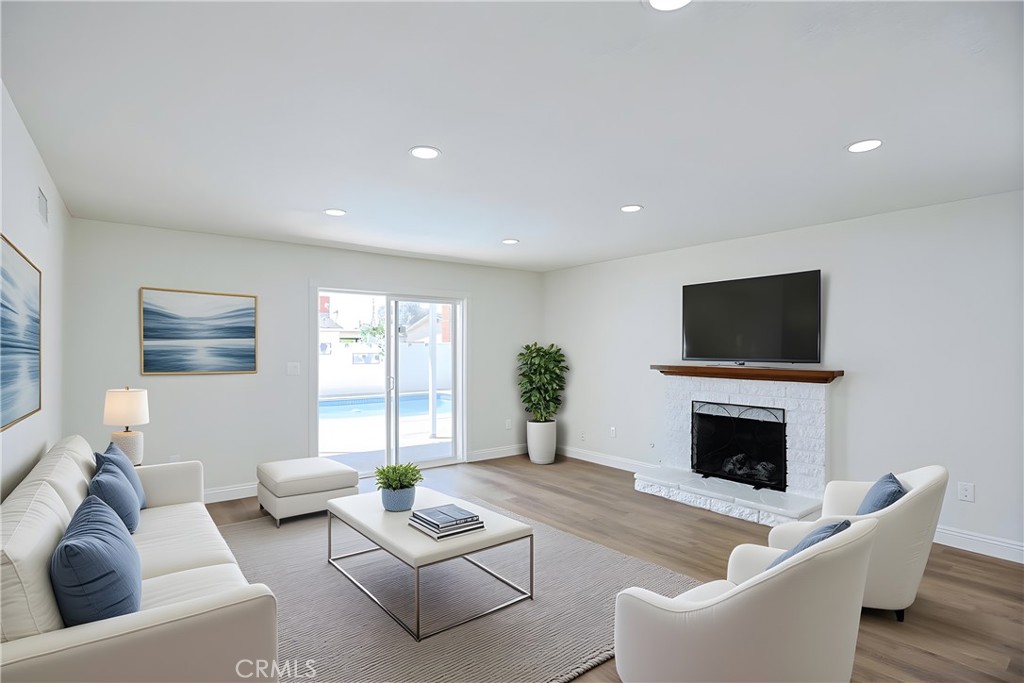 1313 N Crestlane