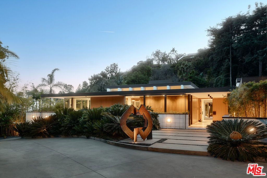 Photo of 1061 Loma Vista Drive, Beverly Hills, CA 90210 (MLS # 25535231)
