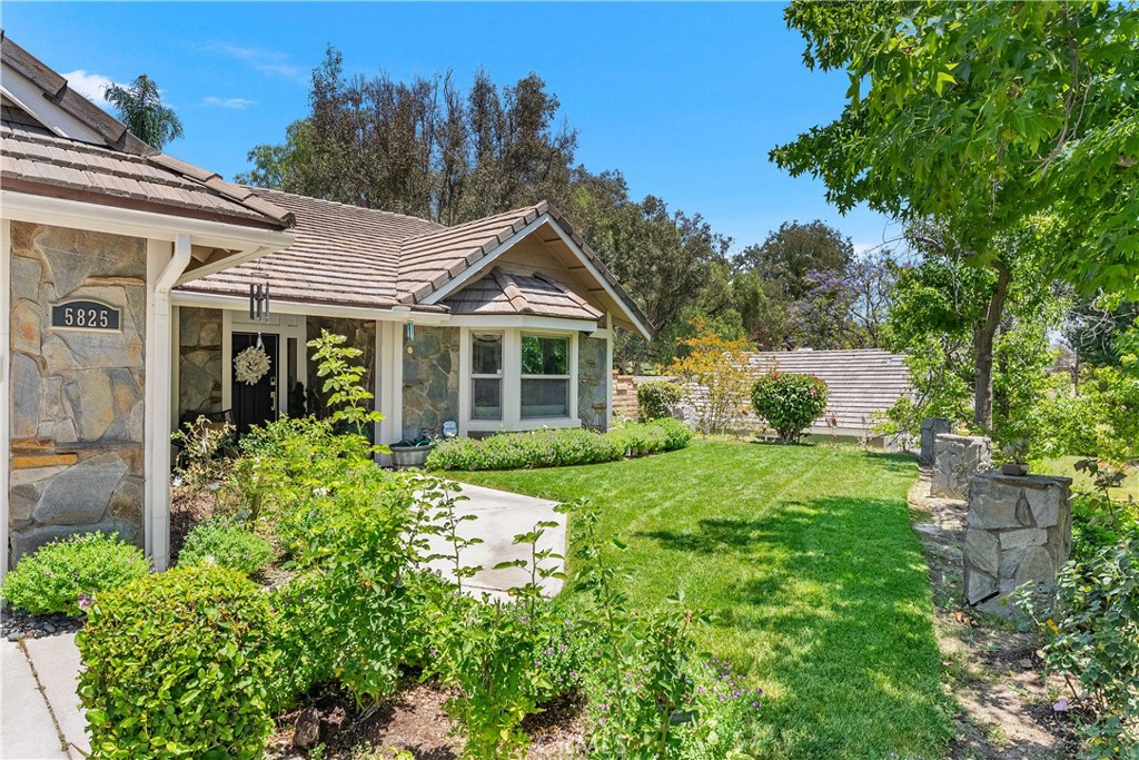 5825 Paseo De La Cumbre