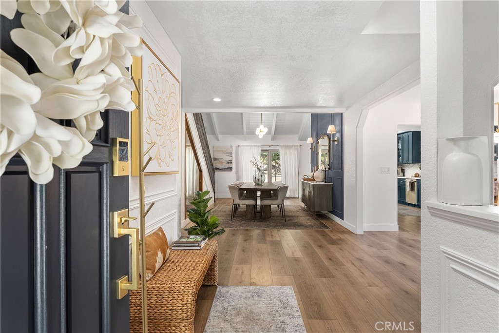5825 Paseo De La Cumbre