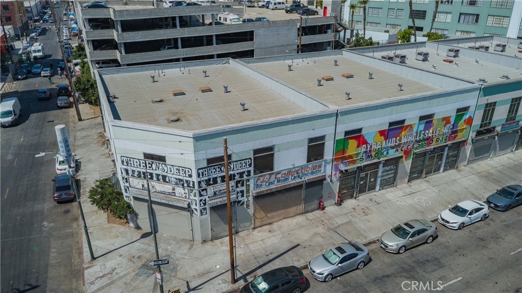462 – 472 E 4th St in Los Angeles, CA 90013 is a commercial two story commercial building constructed in 2007, featuring approximately 16,800?sq?ft of building area on an estimated 0.25 acre lot. The property has 4-units that are currently occupied. One of the units is occupied by the owner. Zoned LAM2, this property resides within Los Angeles’s Toy District, a densely commercial sub neighborhood known for extensive wholesale trade in toys, novelties, electronics, decorations and party goods.
