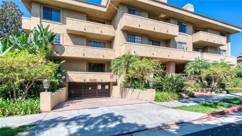 Photo of 221 S Oak Knoll Avenue #202, Pasadena, CA 91101 (MLS # PF26198877)