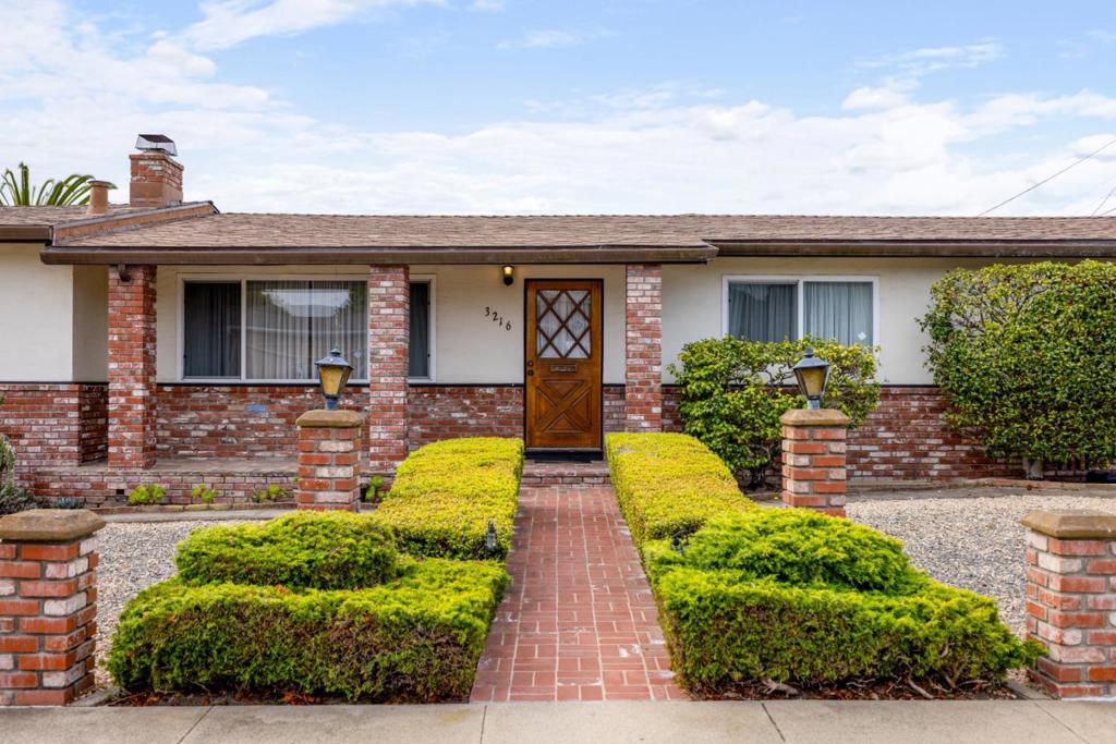 3216 Vista Del Camino