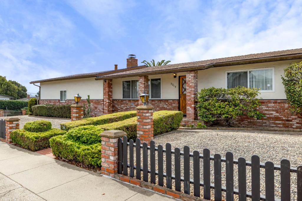 3216 Vista Del Camino