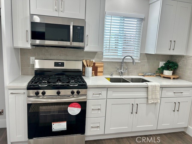 This home has been completely renovated, including a new kitchen, bathroom, flooring, painting, and a private indoor washer and dryer. All utilities are included! Available for 1 resident only.
This guest house is located in a very residential neighborhood. It is within walking distance of Long Beach State and the Freeway Transportation, and only 5 minutes' driving distance from the beach and shopping.