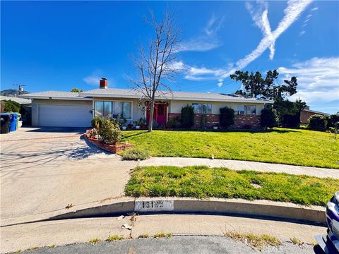 Photo of 13182 CUTLER PL Pl, Sylmar, CA 91342 (MLS # SR26055389)
