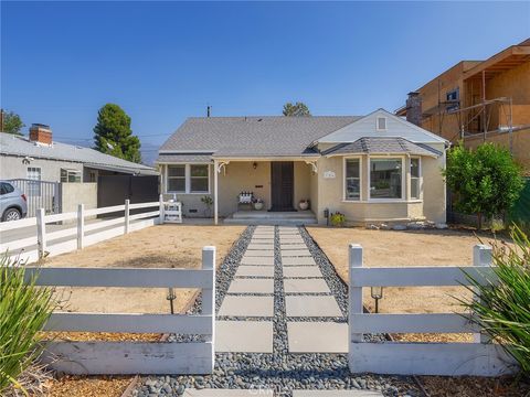 Photo of 726 N Keystone Street, Burbank, CA 91506 (MLS # BB25198866)