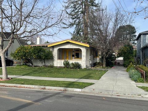 Photo of 919 Willow Glen Way, San Jose, CA 95125 (MLS # ML82046074)