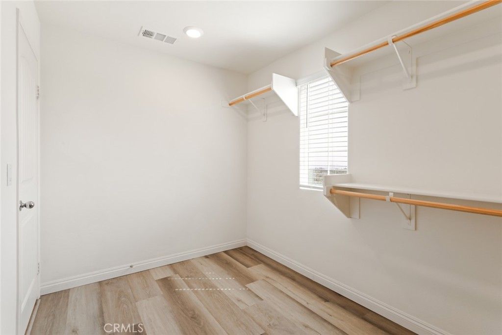 listing image 130724175333976996803