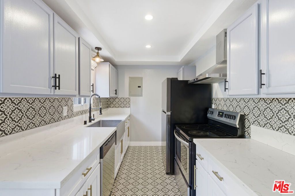 Photo of 141 W Hillcrest Boulevard #2, Inglewood, CA 90301 (MLS # 25605603)