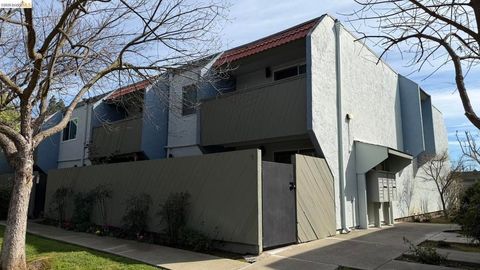 Photo of 1800 1800 Laguna ST St #APT 5, Concord, CA 94520 (MLS # 41125045)