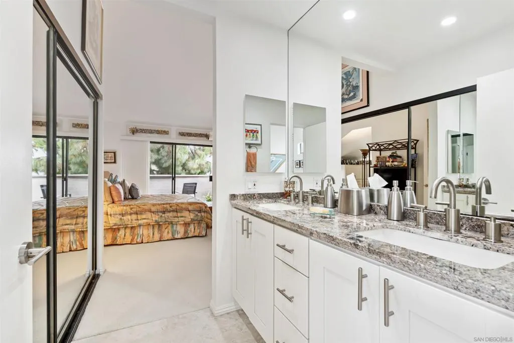 La Jolla, California 92037, United States, 2 Bedrooms Bedrooms, ,3 BathroomsBathrooms,Residential,Active,164151