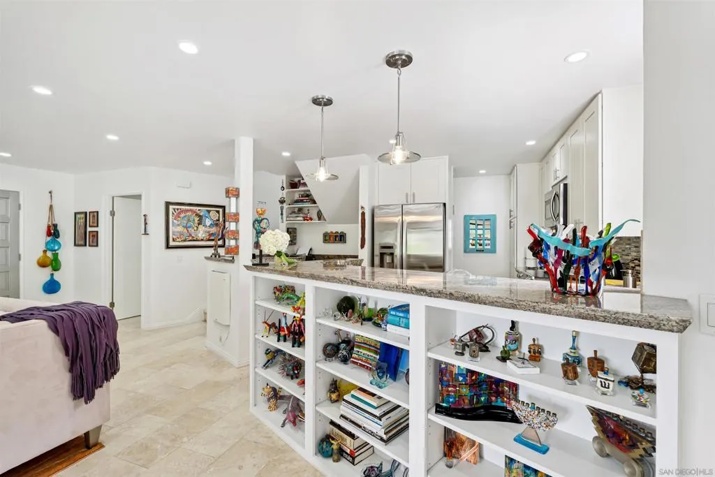 La Jolla, California 92037, United States, 2 Bedrooms Bedrooms, ,3 BathroomsBathrooms,Residential,Active,164151