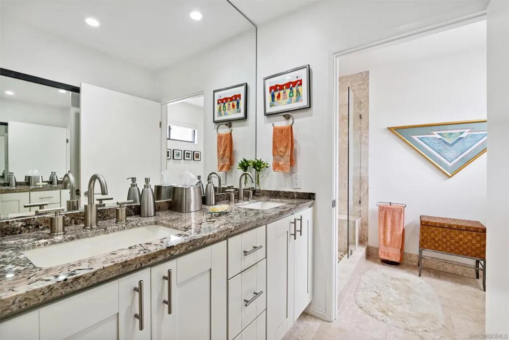 La Jolla, California 92037, United States, 2 Bedrooms Bedrooms, ,3 BathroomsBathrooms,Residential,Active,164151