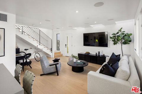 Photo of 1821 Penmar Avenue, Venice, CA 90291 (MLS # 25551211) Photo of 1821 Penmar Avenue, Venice, CA 90291 (MLS # 25551211)