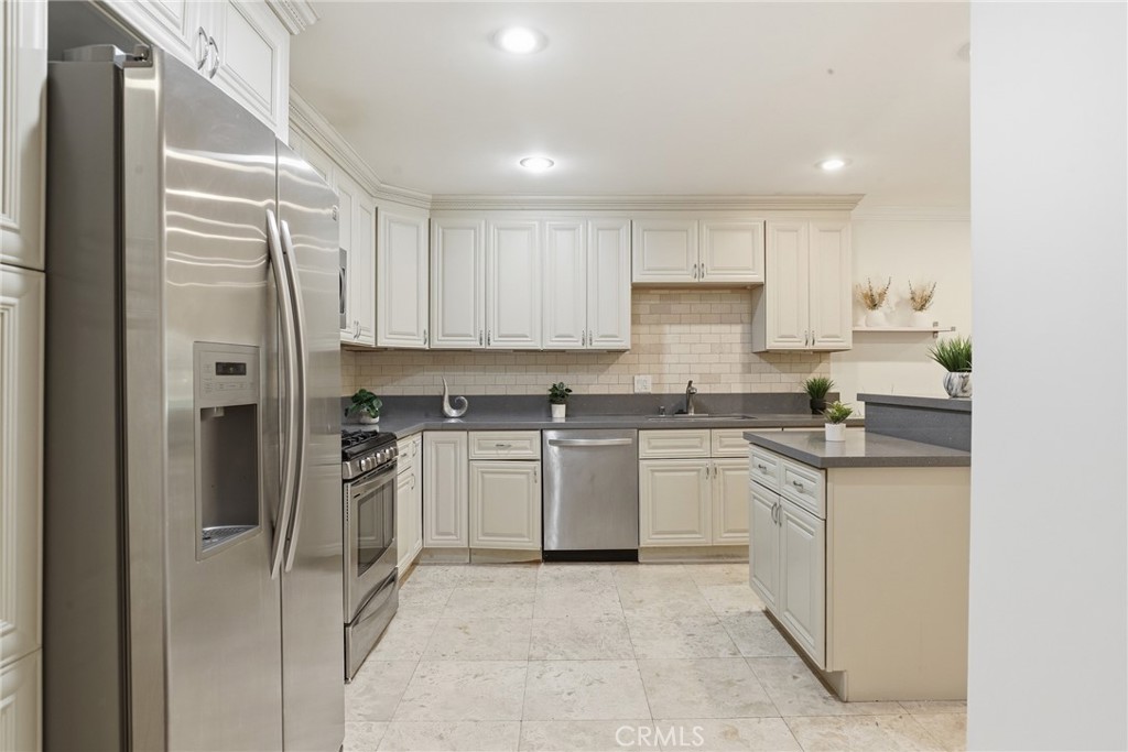 4189 Vineland Avenue 111